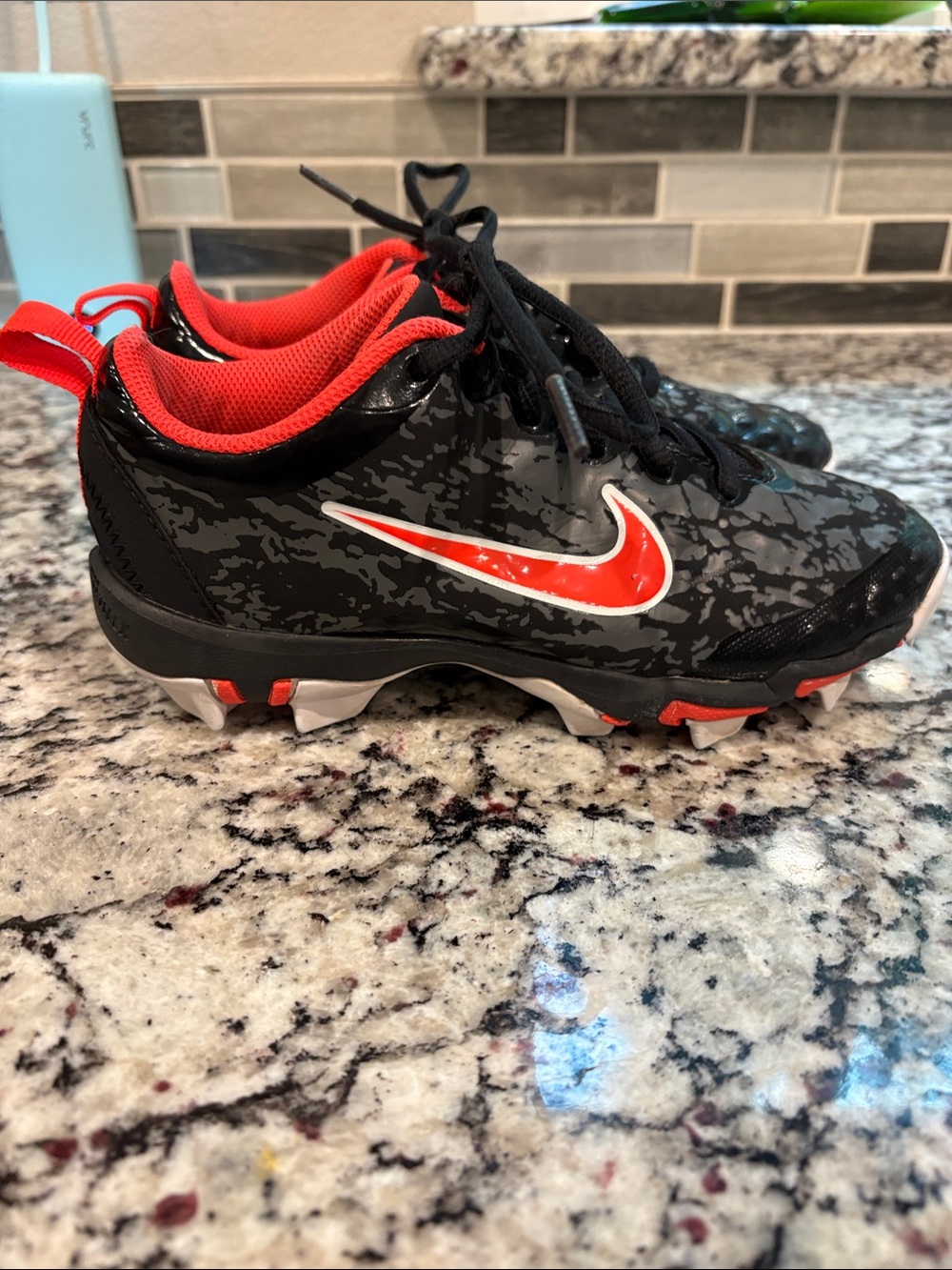 Nike Kids Black & bright coral pink Patterned softball cleats size 2Y